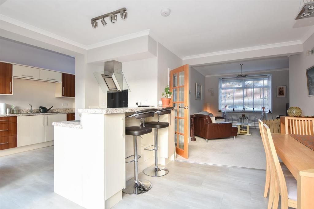 Elphinstone Avenue, Hastings 3 bed end of terrace house £275,000