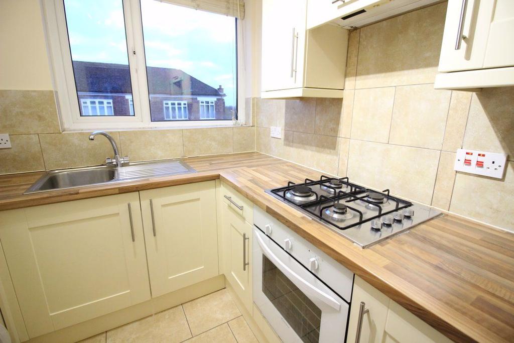 Oakdale Avenue, Northwood Hills 1 bed flat £895 pcm (£207 pw)