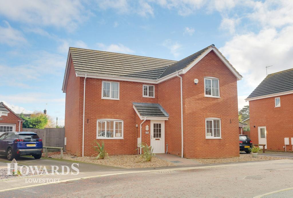 Pinebanks, Lowestoft 4 bed detached house £365,000
