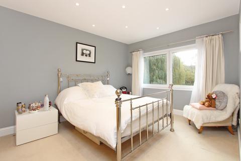 14 Park Gate, London, W5 1PX