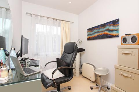 14 Park Gate, London, W5 1PX
