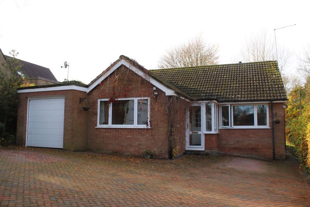 Walgrave Road, Hannington, Northampton NN6 9SX 3 bed detached bungalow