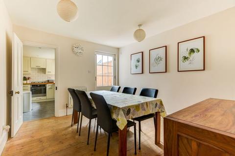 86 Bishopric, Horsham, RH12 1QN