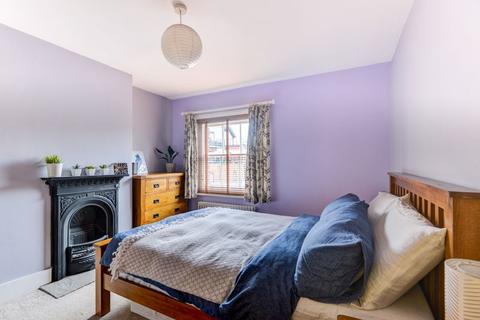 86 Bishopric, Horsham, RH12 1QN
