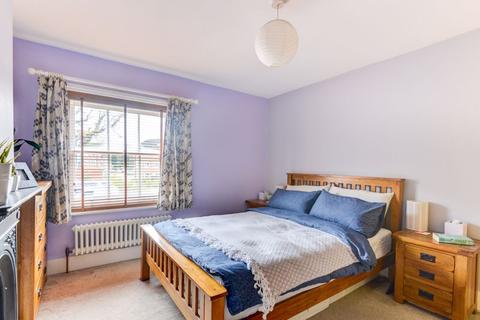 86 Bishopric, Horsham, RH12 1QN