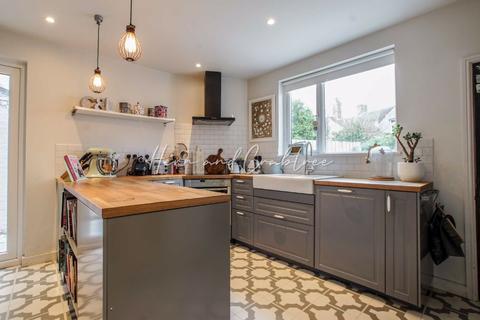 8 Atlas Place, Cardiff, CF5 1PG