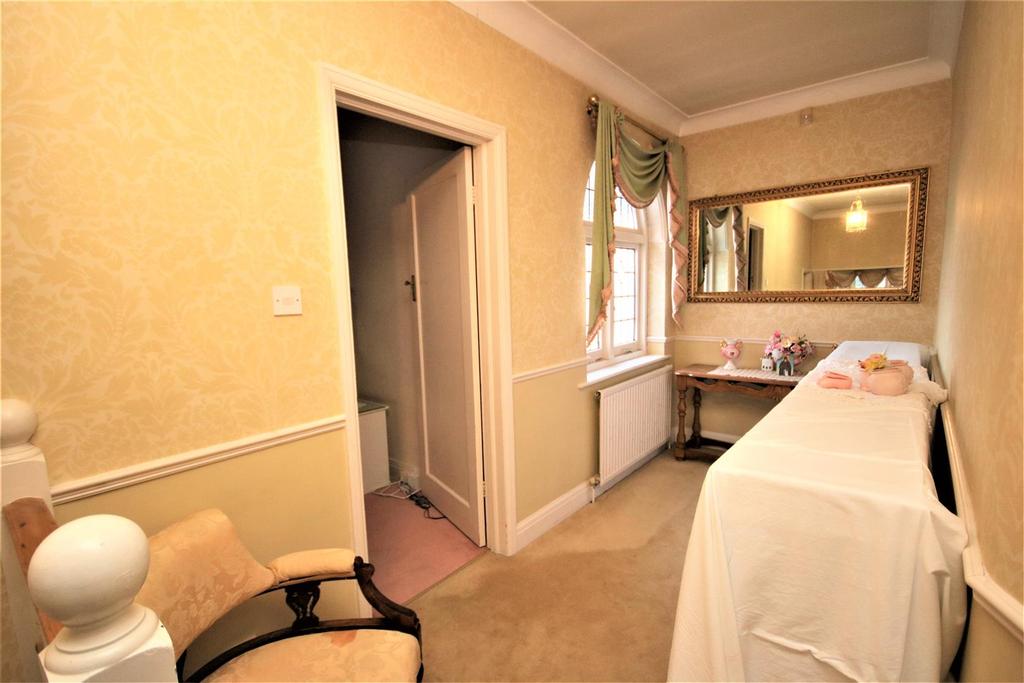 Full width first floor landing: pic. 1