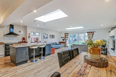 69 Adalia Crescent, Leigh-on-sea, SS9 3ST