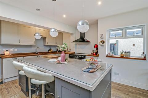 69 Adalia Crescent, Leigh-on-sea, SS9 3ST