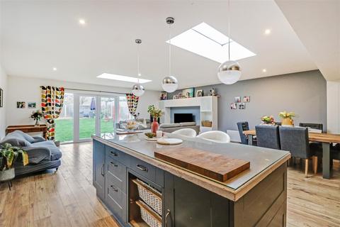 69 Adalia Crescent, Leigh-on-sea, SS9 3ST
