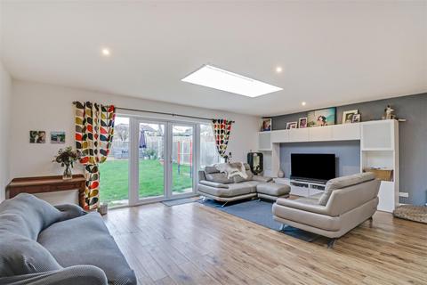 69 Adalia Crescent, Leigh-on-sea, SS9 3ST