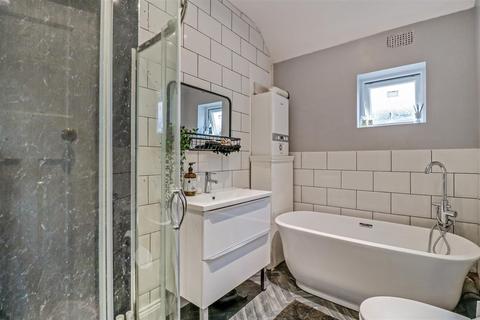 69 Adalia Crescent, Leigh-on-sea, SS9 3ST