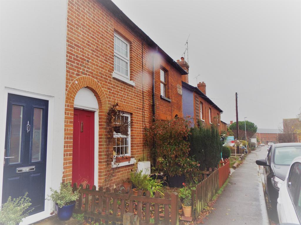 Langborough Road, Wokingham RG40 2 bed terraced house £1,175 pcm (£