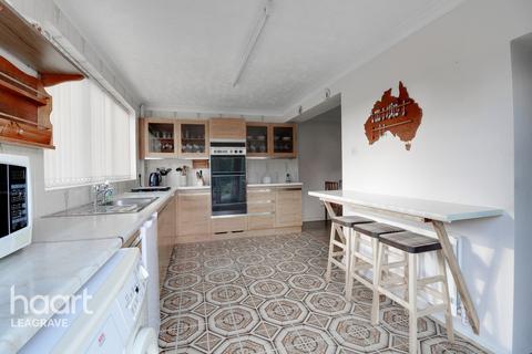 27 Brooklands Close, Luton, LU4 9EH