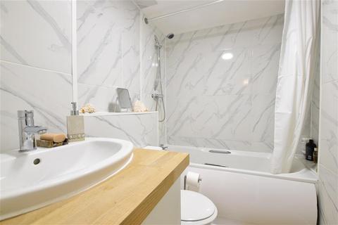 35 Redwood Gardens, London, E4 7NZ