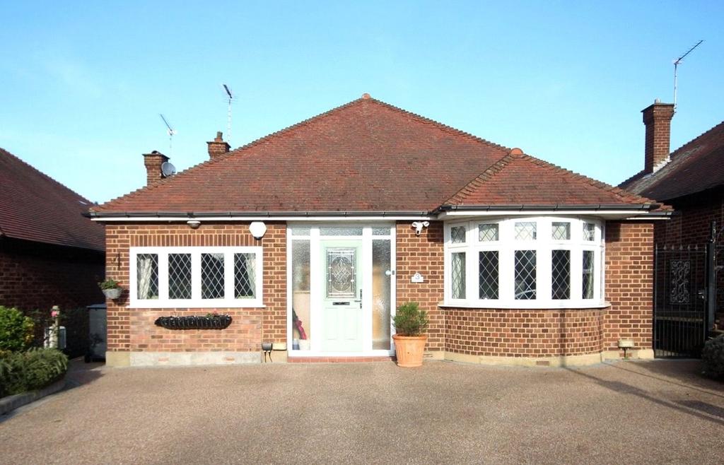 Chigwell Park Drive, Chigwell, IG7 3 bed detached bungalow £900,000