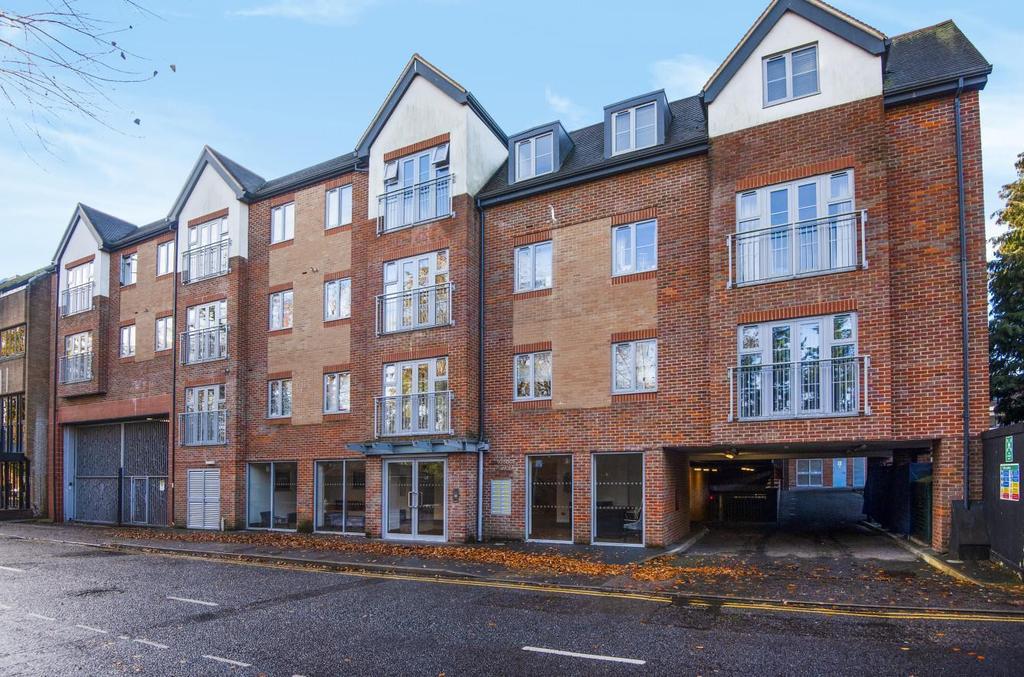 Oakridge Place, Oak End Way, Gerrards Cross, SL9 2 bed flat £450,000