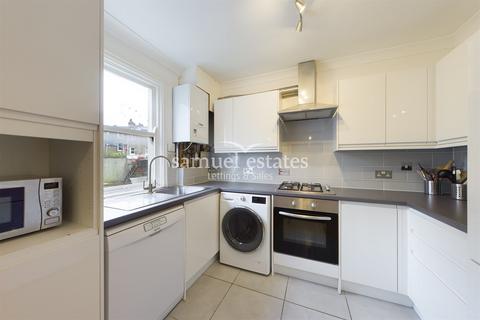 3 bedroom flat to rent, Ferndale Road, Clapham North, SW4