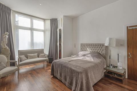 Entrance Floor Flat, 46 Belsize Square, London, NW3 4HN