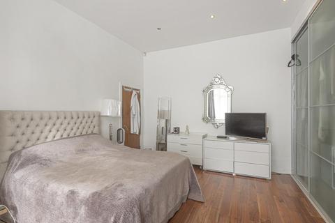 Entrance Floor Flat, 46 Belsize Square, London, NW3 4HN