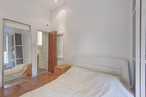 Entrance Floor Flat, 46 Belsize Square, London, NW3 4HN