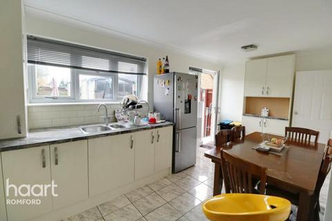 3 bedroom semi-detached house to rent, Ridley Close, Romford