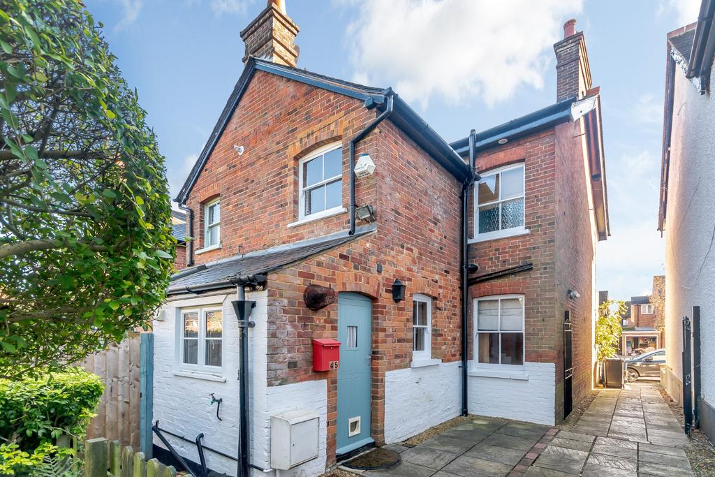 Bois Lane, Chesham Bois 2 bed end of terrace house £489,999