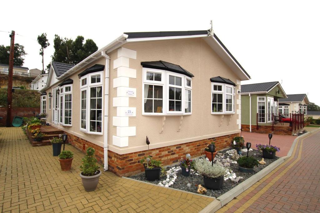 Franklins Avenue, Pilgrims Retreat, Harrietsham, Maidstone 2 bed