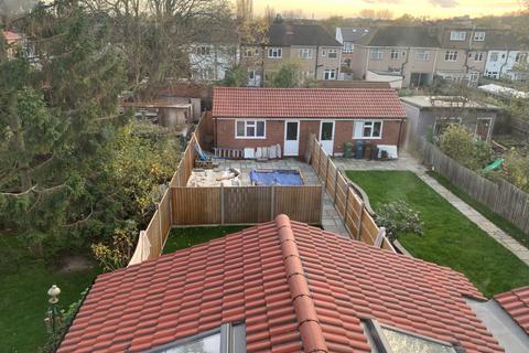 16 Prestwood Avenue, Harrow, HA3 8JZ