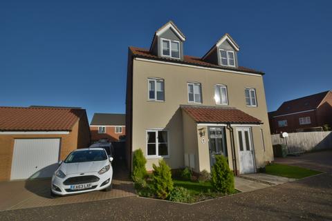 38 Harvest Way, Harleston, IP20 9GD