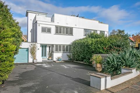 4 Mead Way, Bromley, BR2 9EW