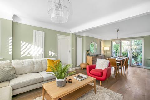 4 Mead Way, Bromley, BR2 9EW