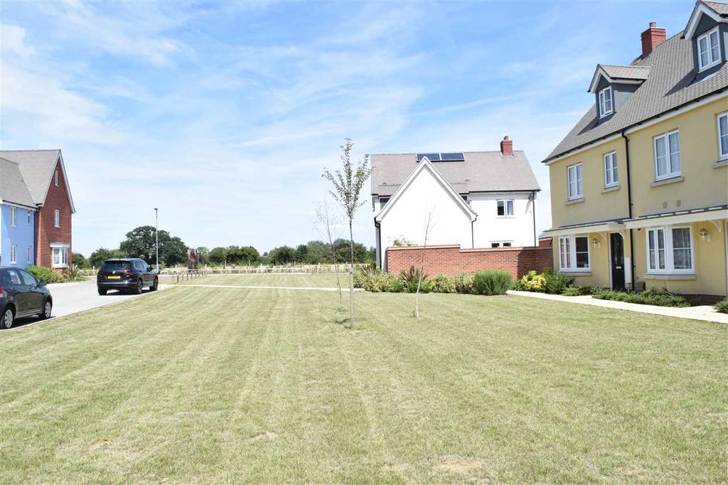 Greensward to front