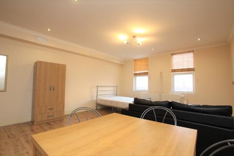 Studio to rent, Barnett Street, Whitechapel, London