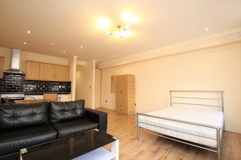 Studio to rent, Barnett Street, Whitechapel, London