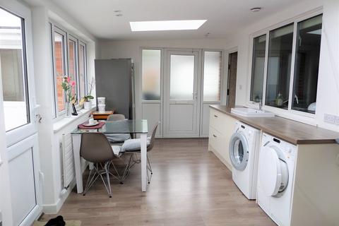 5 Fern Lane, Hounslow, TW5 0HN