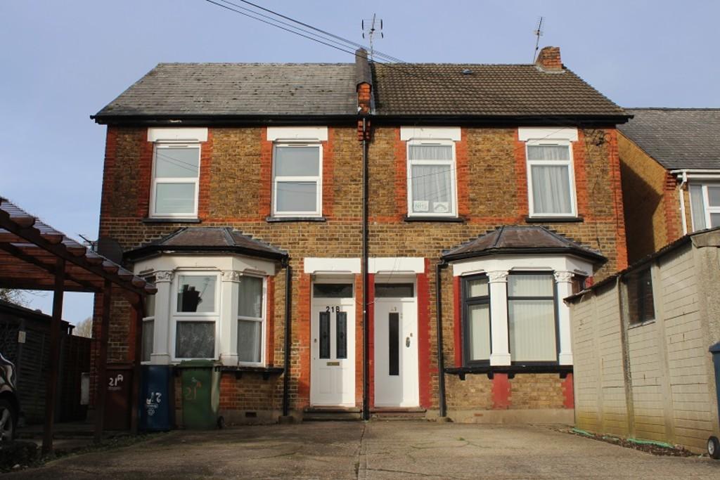 College Road, Harrow Weald 2 bed flat £1,500 pcm (£346 pw)
