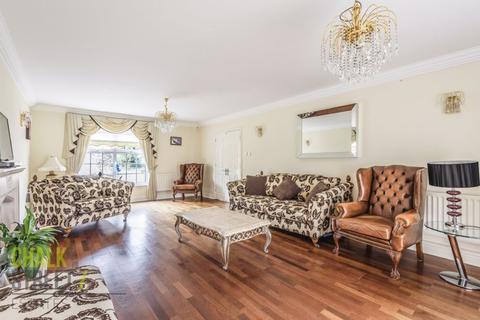 5 Brindles, Hornchurch, RM11 2RU