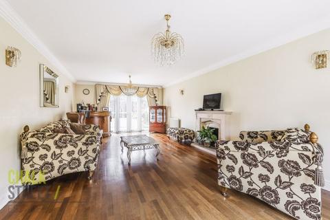 5 Brindles, Hornchurch, RM11 2RU