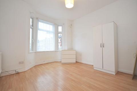 Studio to rent, Tiverton Road, Hounslow TW3 4JE