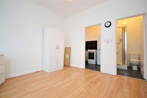 Studio to rent, Tiverton Road, Hounslow TW3 4JE