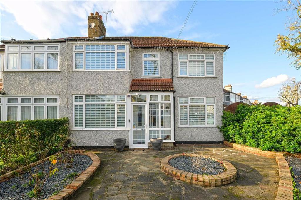 Tennyson Way, Hornchurch, Essex 4 bed semidetached house £550,000