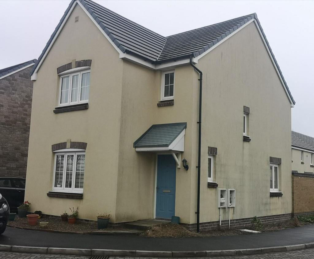 Castleton Grove, Haverfordwest 3 bed detached house £850 pcm (£196 pw)