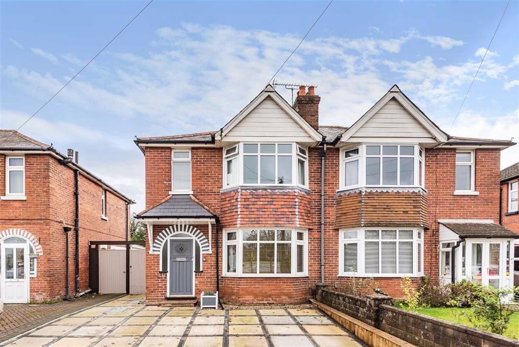 Passfield Avenue, Eastleigh, Hampshire 4 bed semidetached house £350,000