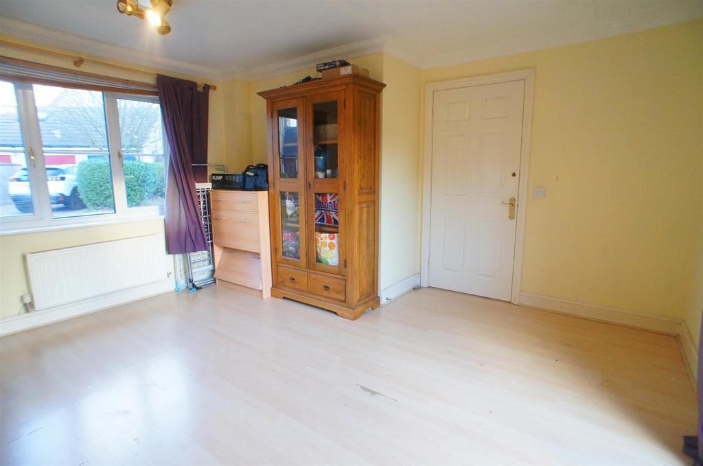Deer Park Way, Waltham Abbey 4 bed semidetached house £440,000