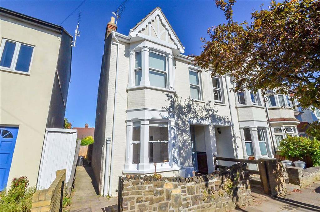 Lansdowne Avenue, Leighonsea, Essex 1 bed flat £265,000