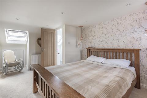 70 Idmiston Square, Worcester Park, KT4 7SY