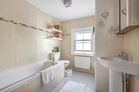 70 Idmiston Square, Worcester Park, KT4 7SY