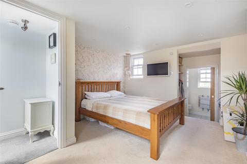70 Idmiston Square, Worcester Park, KT4 7SY
