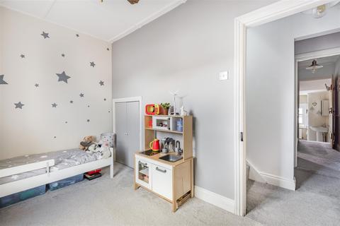 70 Idmiston Square, Worcester Park, KT4 7SY